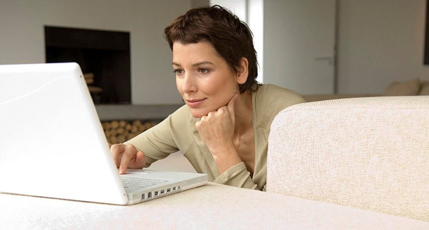 eine Frau schaut in den Laptop